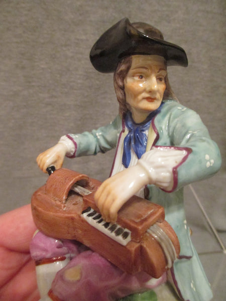 K & C Prag Porcelaine Figure d'un joueur de vielle à roue, 19ème C Rare