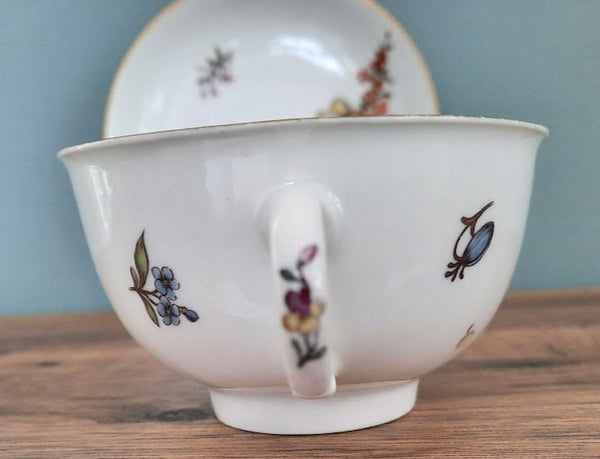Tasse florale et soucoupe en porcelaine de Meissen gravée sur bois 1740 #2