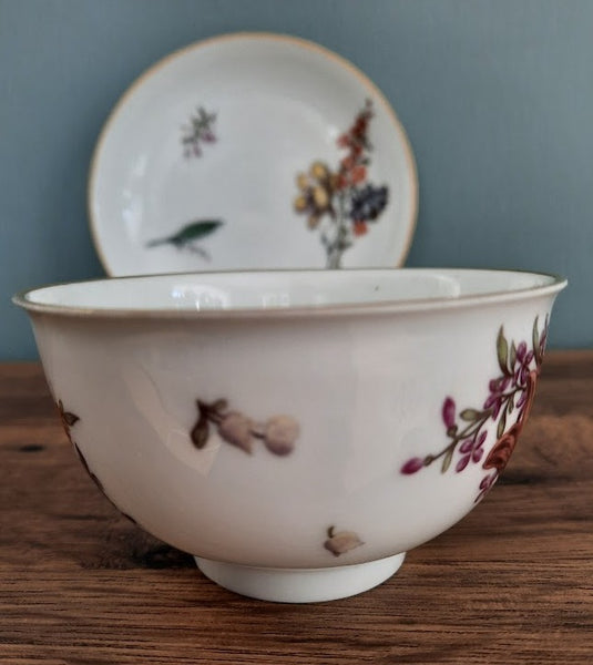 Tasse florale et soucoupe en porcelaine de Meissen gravée sur bois 1740 #2