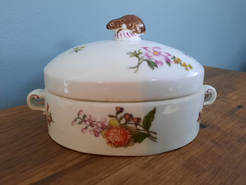 Pot à sucre floral en porcelaine de Meissen gravé sur bois avec fleuron de lapin 1740