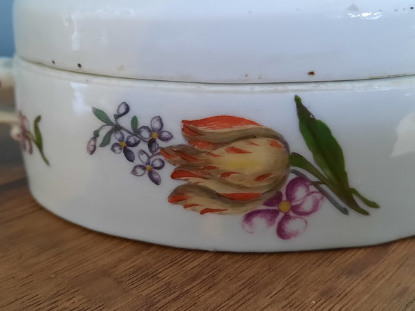 Pot à sucre floral en porcelaine de Meissen gravé sur bois avec fleuron de lapin 1740