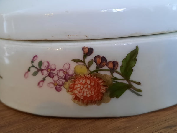 Pot à sucre floral en porcelaine de Meissen gravé sur bois avec fleuron de lapin 1740