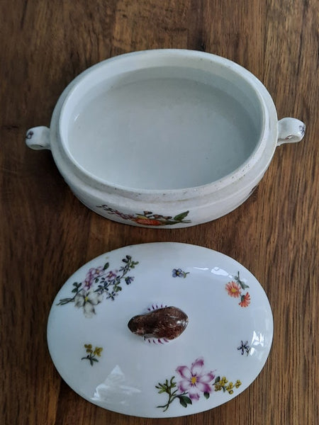 Pot à sucre floral en porcelaine de Meissen gravé sur bois avec fleuron de lapin 1740