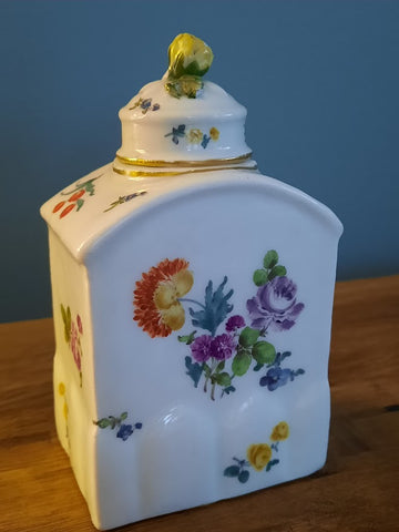 Meissener Porzellan-Teedose mit Blumenmuster, 1740