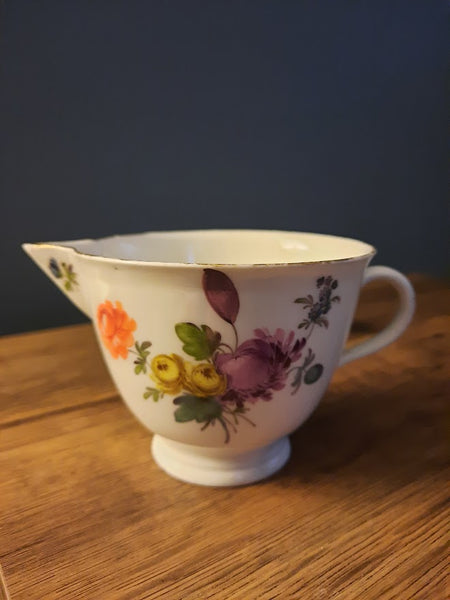 Tasse à verser florale en porcelaine de Meissen et support à deux anses 1740 