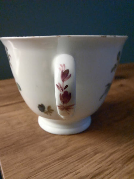 Tasse à verser florale en porcelaine de Meissen et support à deux anses 1740 