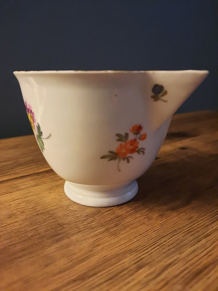 Tasse à verser florale en porcelaine de Meissen et support à deux anses 1740 