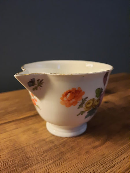 Tasse à verser florale en porcelaine de Meissen et support à deux anses 1740 