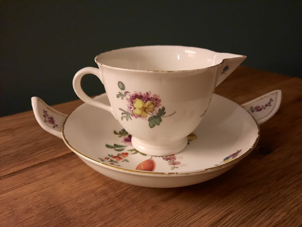 Tasse à verser florale en porcelaine de Meissen et support à deux anses 1740 