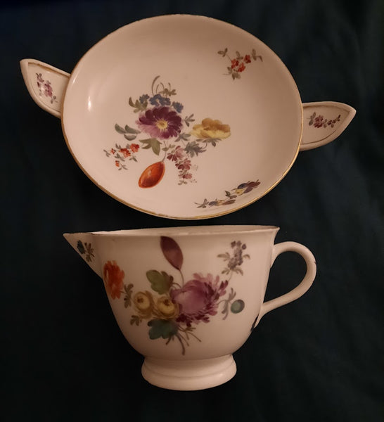 Tasse à verser florale en porcelaine de Meissen et support à deux anses 1740 