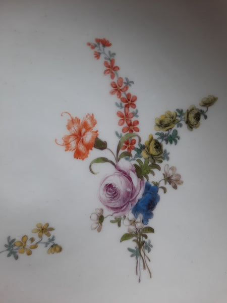 Meissener Porzellan-Holzschnitt-Blumen- und Gemüsetasse und Untertasse, 1740-50 