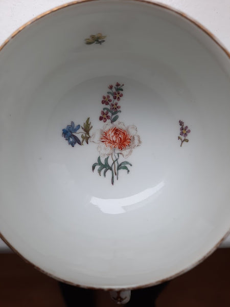 Meissener Porzellan-Holzschnitt-Blumen- und Gemüsetasse und Untertasse, 1740-50 