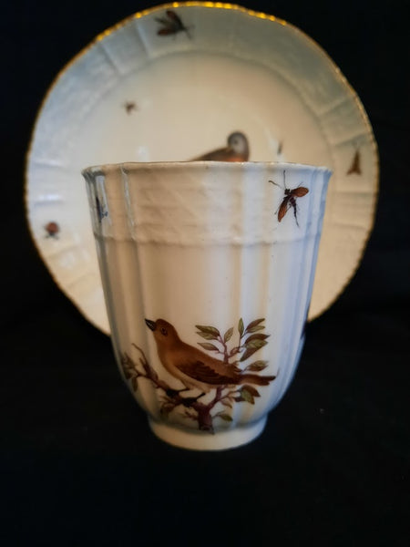 Meissener Ornithologische Kaffeetasse und Untertasse aus Porzellan, 1735-1740 (1) 