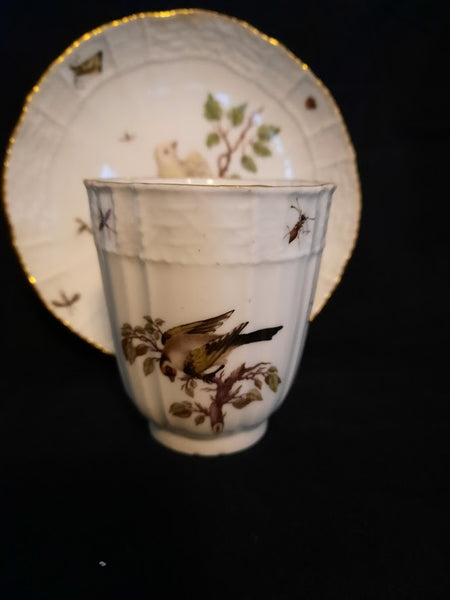 Meissener Ornithologische Kaffeetasse und Untertasse aus Porzellan, 1735-1740 (2) 