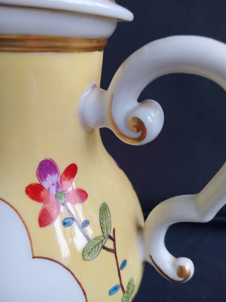 Meissen Porcelain Kauffahrtei Scene Coffee Pot with Kakiemon Flowers, Circa 1740