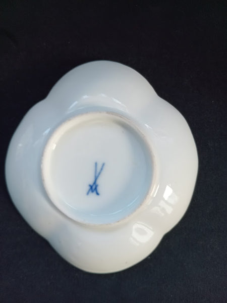 Meissen Porcelain Kakiemon Partridge Quatrefoil Tea Bowl and Saucer c1735 Drehers Marks