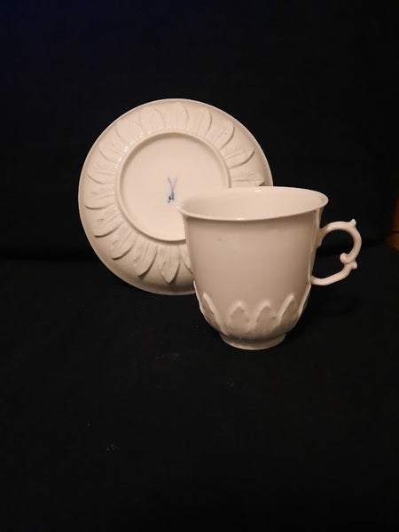 Meissen Bottger Porcelain Beaker &amp; Saucer with Acanthus Leaves, circa 1730