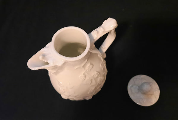 Meissen Blanc de Chine&nbsp; Grapvine Cream Pot Circa 1740