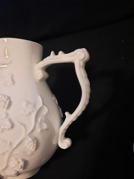 Meissen Blanc de Chine&nbsp; Grapvine Cream Pot Circa 1740