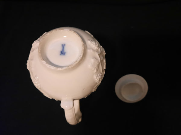 Meissen Blanc de Chine&nbsp; Grapvine Cream Pot Circa 1740