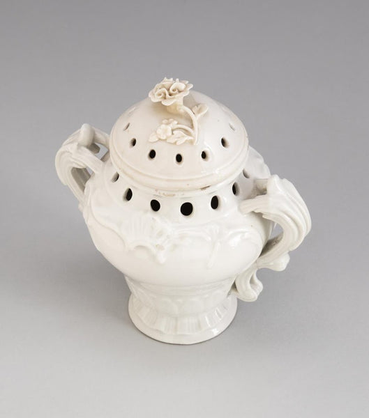 St. Cloud Soft Paste Porcelain Potpourri, Henri Trou Mark, 1722-1725