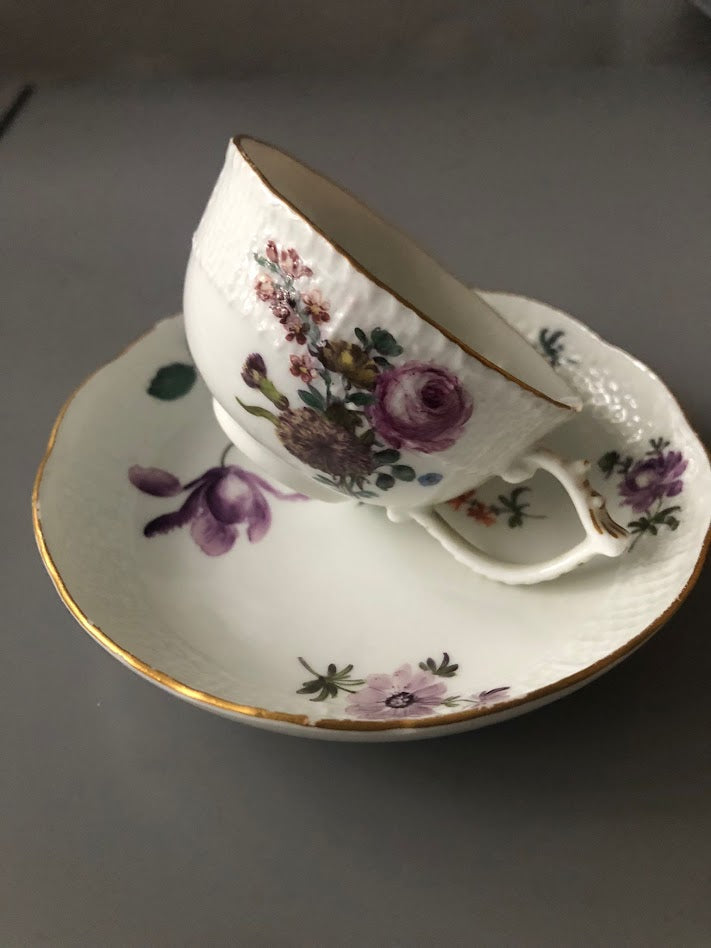 Tasse et soucoupe florale en porcelaine de Meissen avec bordure Ozier 18ème siècle 