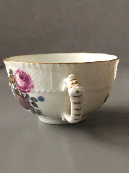 Tasse et soucoupe florale en porcelaine de Meissen avec bordure Ozier 18ème siècle 