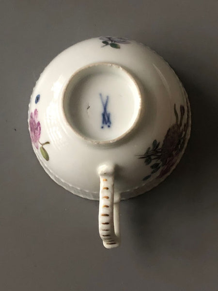 Tasse et soucoupe florale en porcelaine de Meissen avec bordure Ozier 18ème siècle 