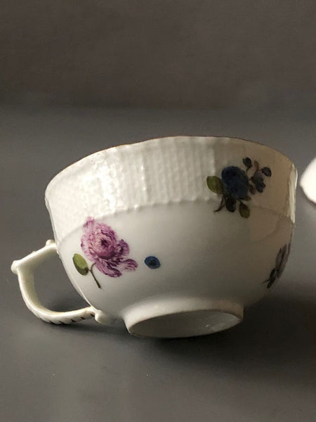 Tasse et soucoupe florale en porcelaine de Meissen avec bordure Ozier 18ème siècle 