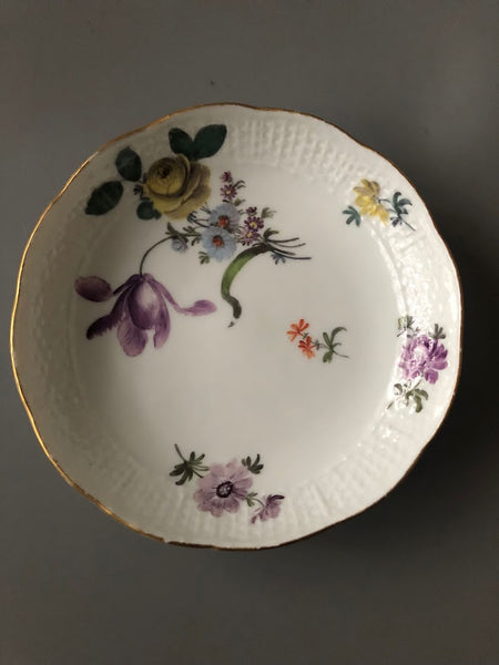 Tasse et soucoupe florale en porcelaine de Meissen avec bordure Ozier 18ème siècle 