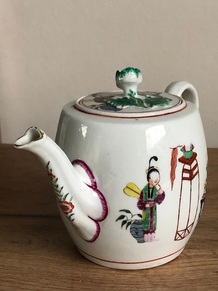 WORCESTER PORCELAIN BARREL SHAPED TEAPOT 'CHINESE FAMILY' Circa 1765