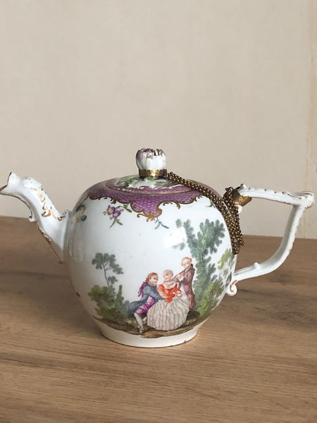 Meissen Porcelain Puce Scaled Watteau Teapot 1740-1745