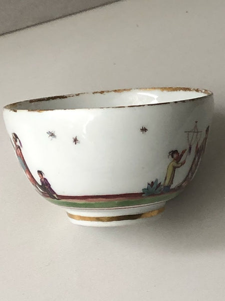 Meissen Porcelain Tea Bowl with Chinoiserie Figures, Drehers Marks, 1730-35