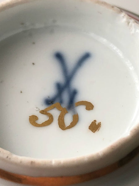 Meissen Porcelain Tea Bowl with Chinoiserie Figures, Drehers Marks, 1730-35