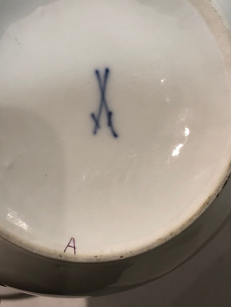 Meissen Porcelain Large Kakiemon Floral Sugar Pot circa 1740