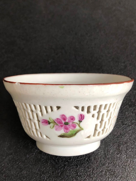 London-decorated Porcelain Double-Walled Bowl with Cover and Stand, Mid 18th C