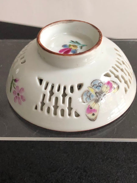 London-decorated Porcelain Double-Walled Bowl with Cover and Stand, Mid 18th C