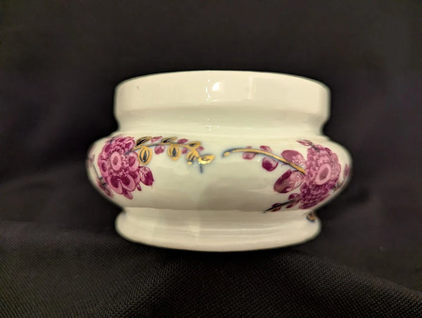 Meissen Porcelain Sugar Box with Purpurmalerei Tischenmuster Pattern , c 1735.
