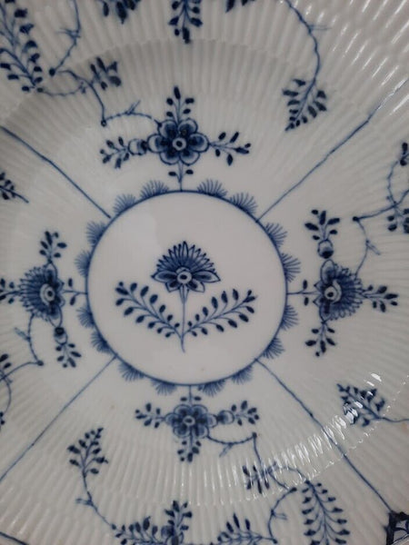 Meissen Porcelain, "Strawflower Pattern" Dinner Plate (1774-1814)