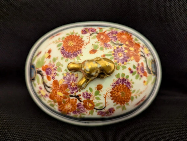 Meissen Porcelain Sugar Box Lid with Kakiemon Flowers, Circa 1730.