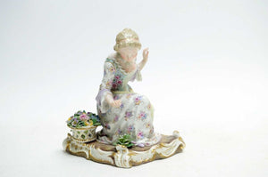 Figurine d'une Fille aux Fleurs En Porcelaine De Meissen 19ème 