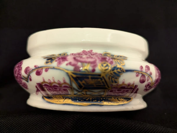 Meissen Porcelain Sugar Box with Purpurmalerei Tischenmuster Pattern , c 1735.