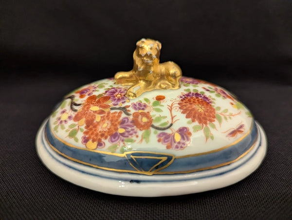 Meissen Porcelain Sugar Box Lid with Kakiemon Flowers, Circa 1730.
