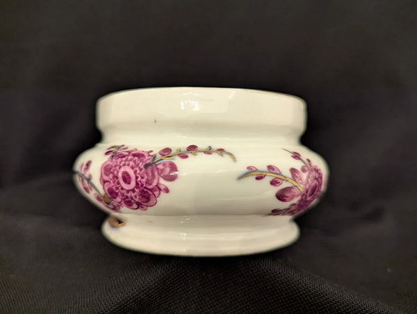 Meissen Porcelain Sugar Box with Purpurmalerei Tischenmuster Pattern , c 1735.