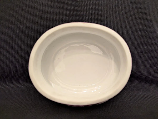 Meissen Porcelain Sugar Box with Purpurmalerei Tischenmuster Pattern , c 1735.