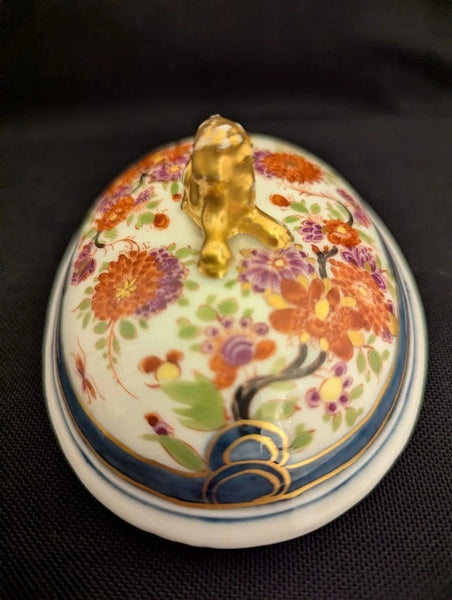 Meissen Porcelain Sugar Box Lid with Kakiemon Flowers, Circa 1730.