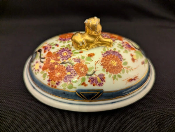 Meissen Porcelain Sugar Box Lid with Kakiemon Flowers, Circa 1730.