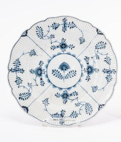 Meissen Porcelain, "Strawflower Pattern" Dinner Plate (1774-1814)