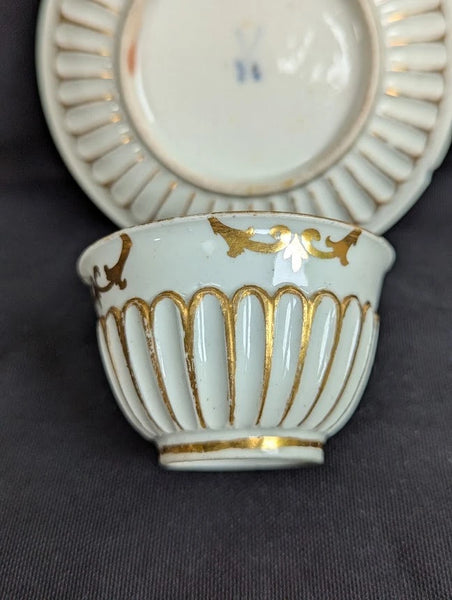 Meissen Porcelain Hausmaler Tea Bowl & Saucer circa 1725, matching Drehers Marks