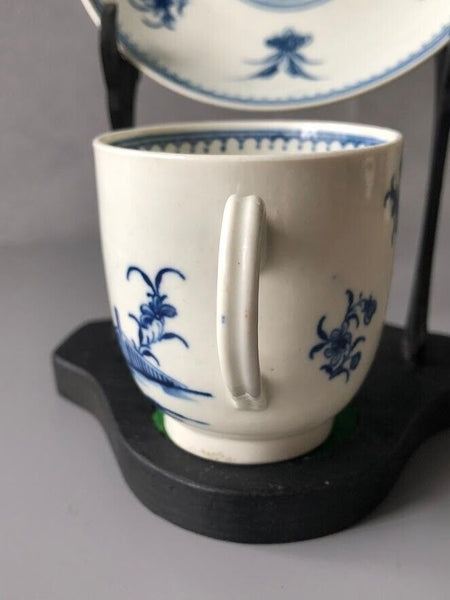 Tasse à café et soucoupe chinoise en attente de porcelaine de Worcester. 1760. W Marc